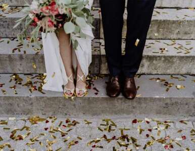 porter-chaussures-doree-mariage-choix-elegant