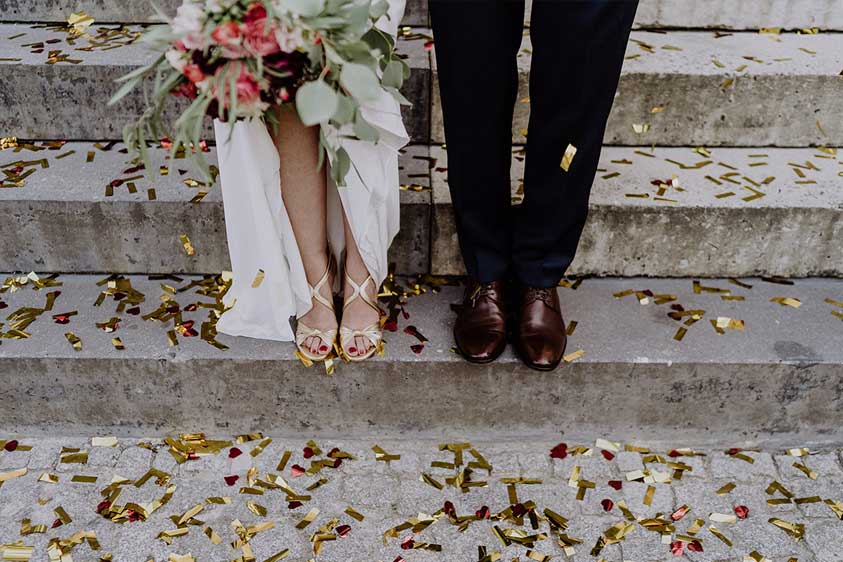 porter-chaussures-doree-mariage-choix-elegant